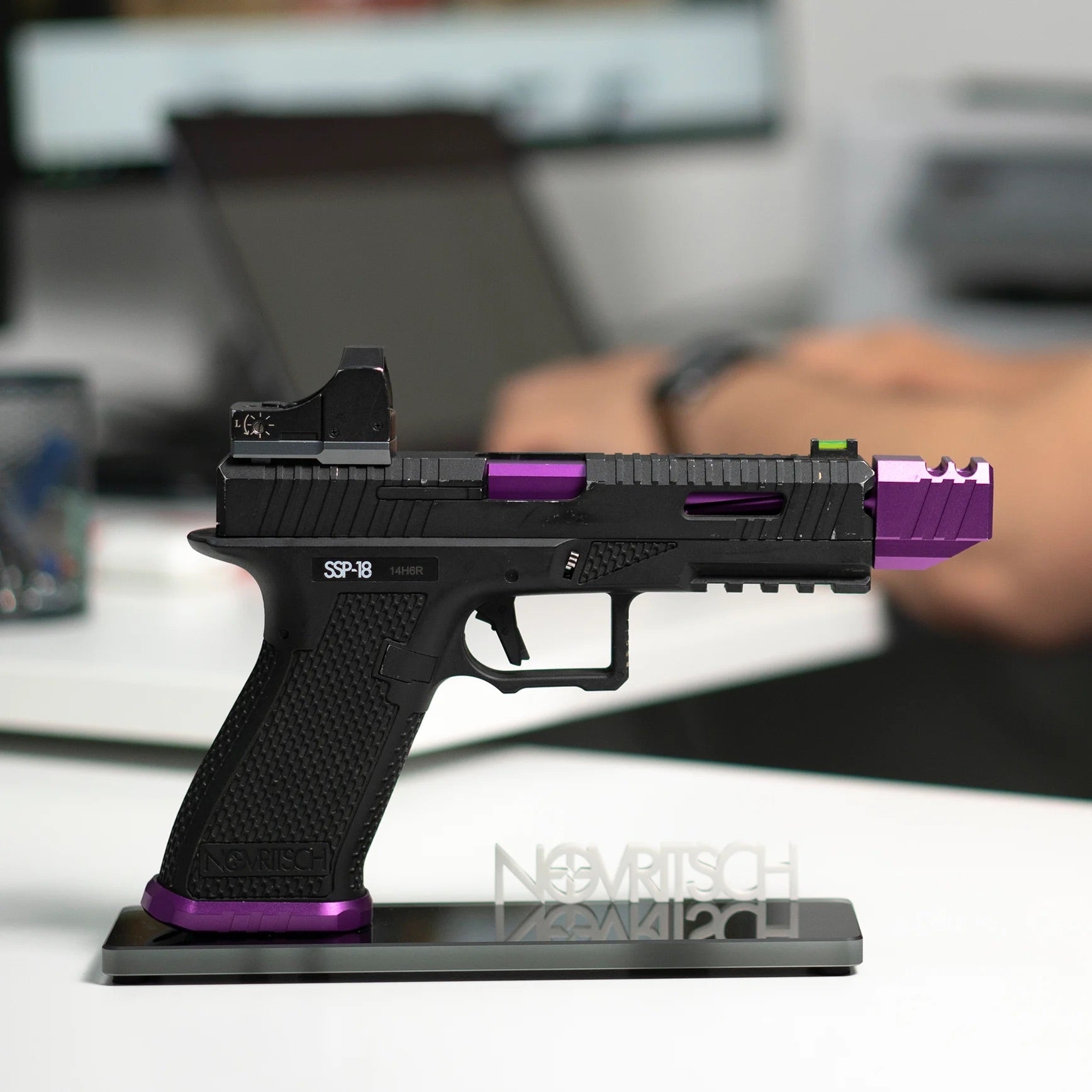Novritsch Hi-Capa / G-Series Pistol Glass Stand - Black